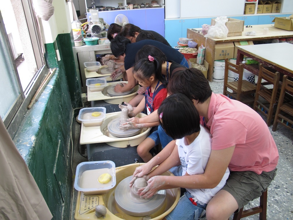 藝術亮點學校-舉辦親子陶藝營隊，推動本校陶藝特色課程